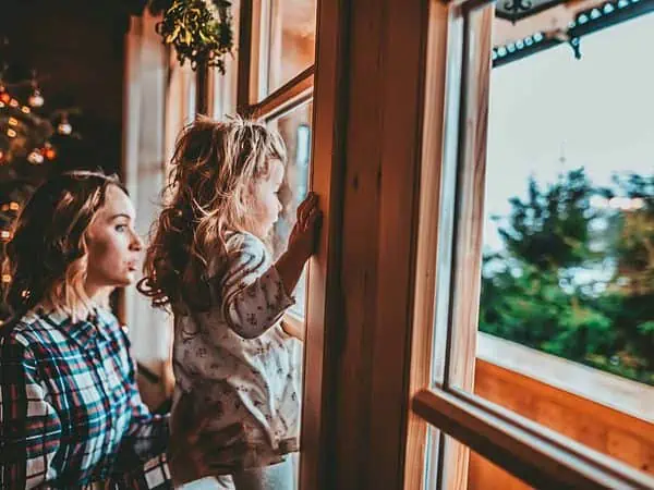 Enfant qui regarde dehors