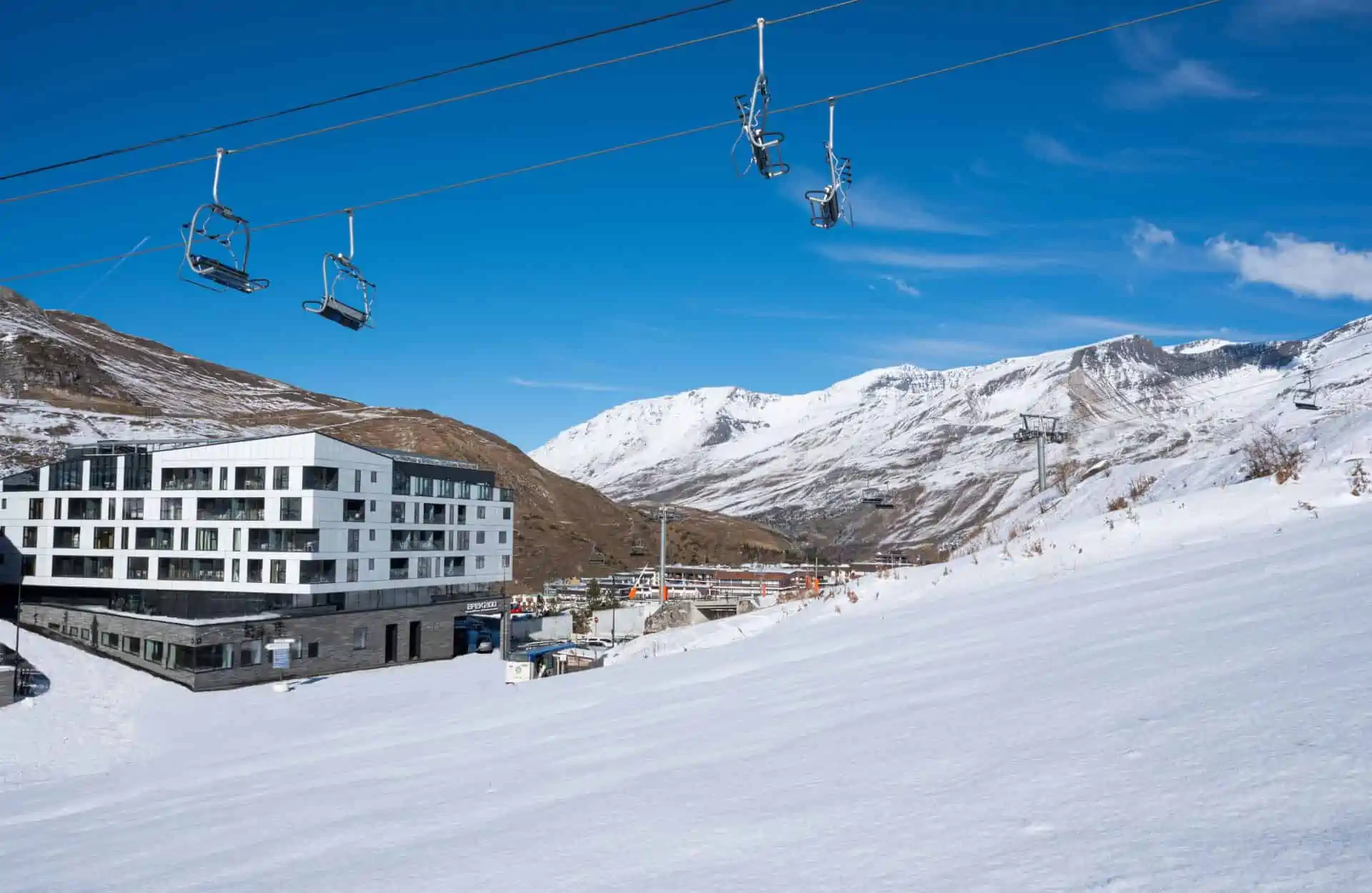 Hotel VoulezVous - exterior view of the slopes