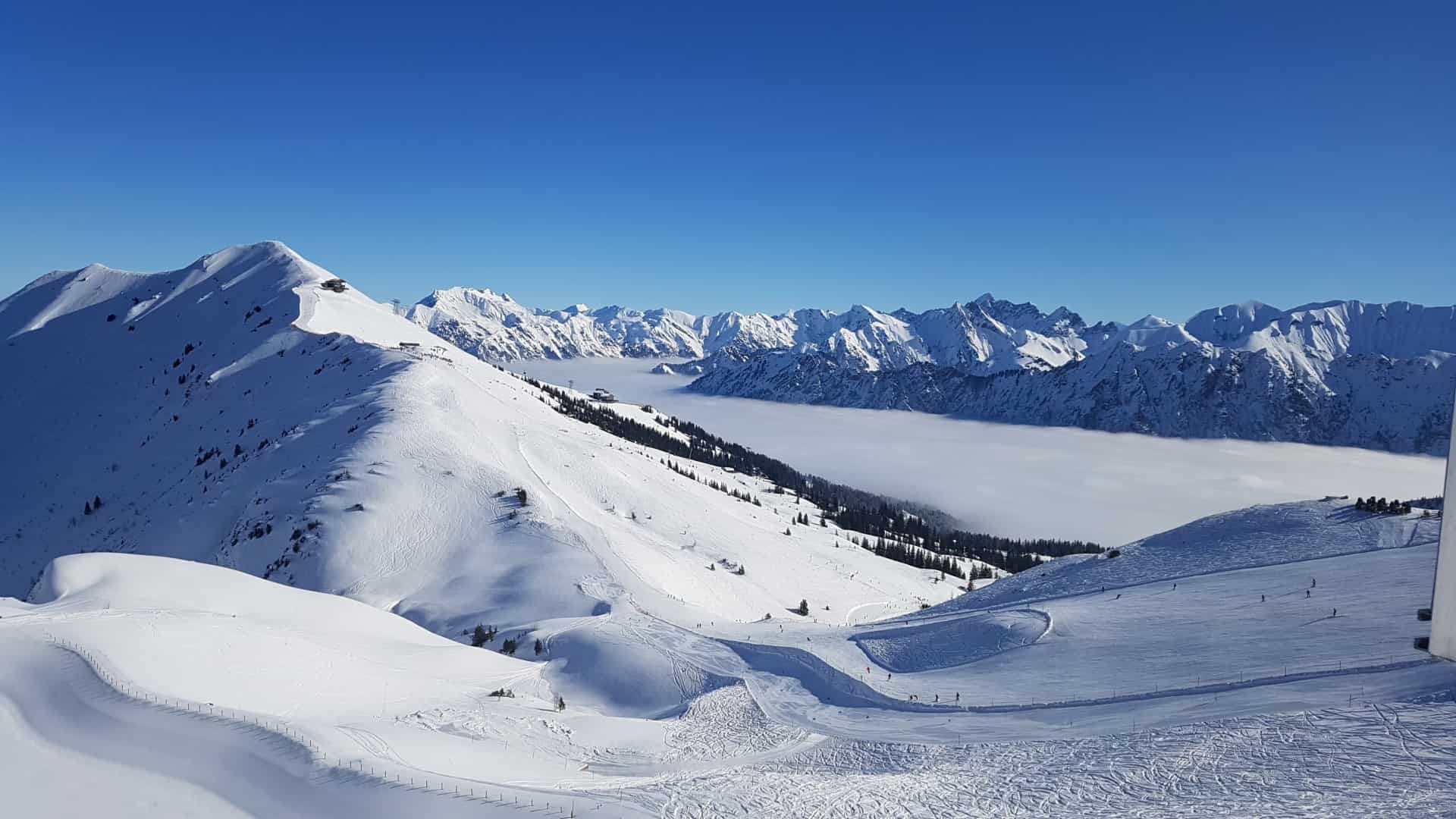 (c) Ski-booking.com