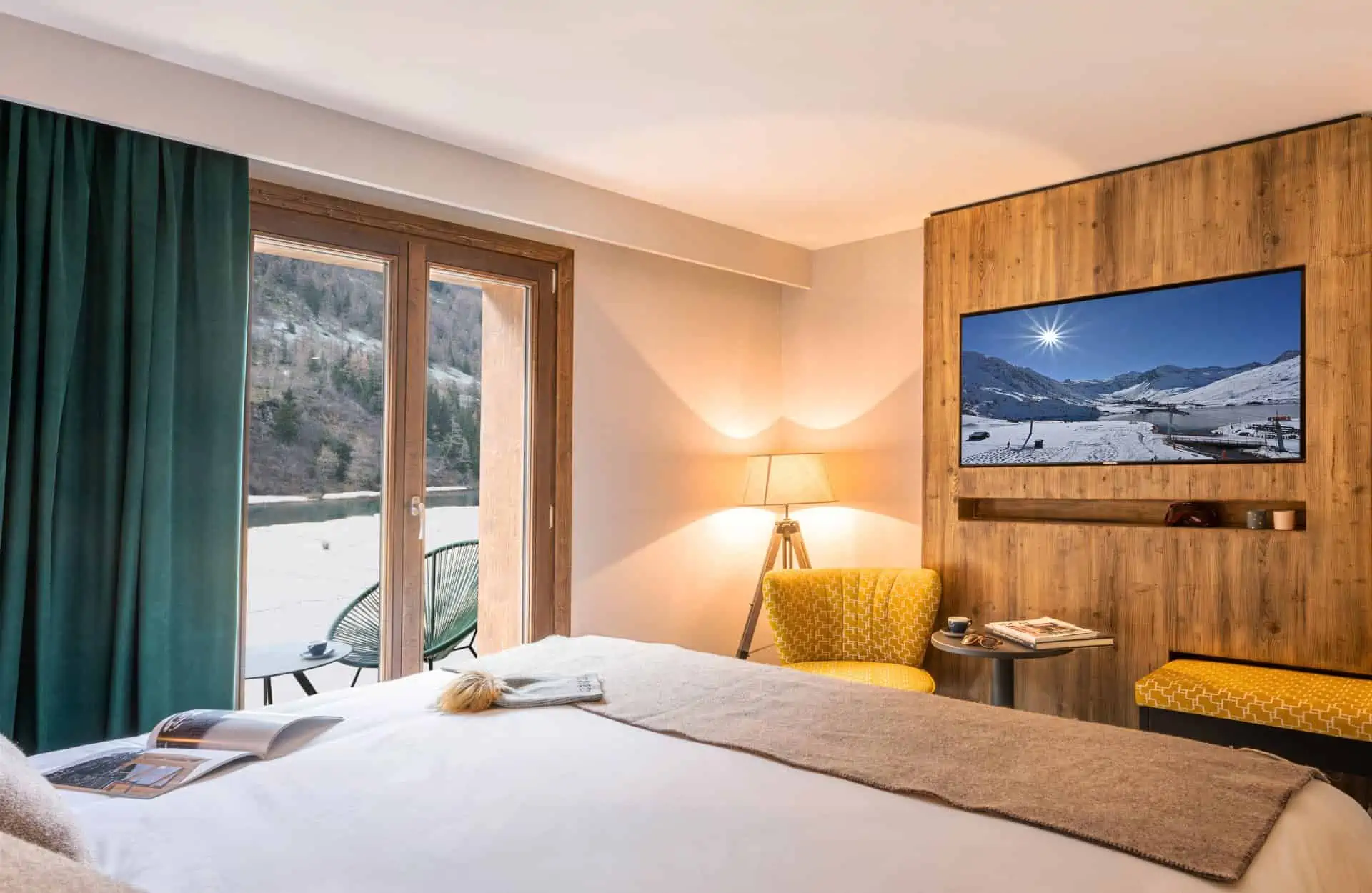 Comfort Lake & Mountain Room